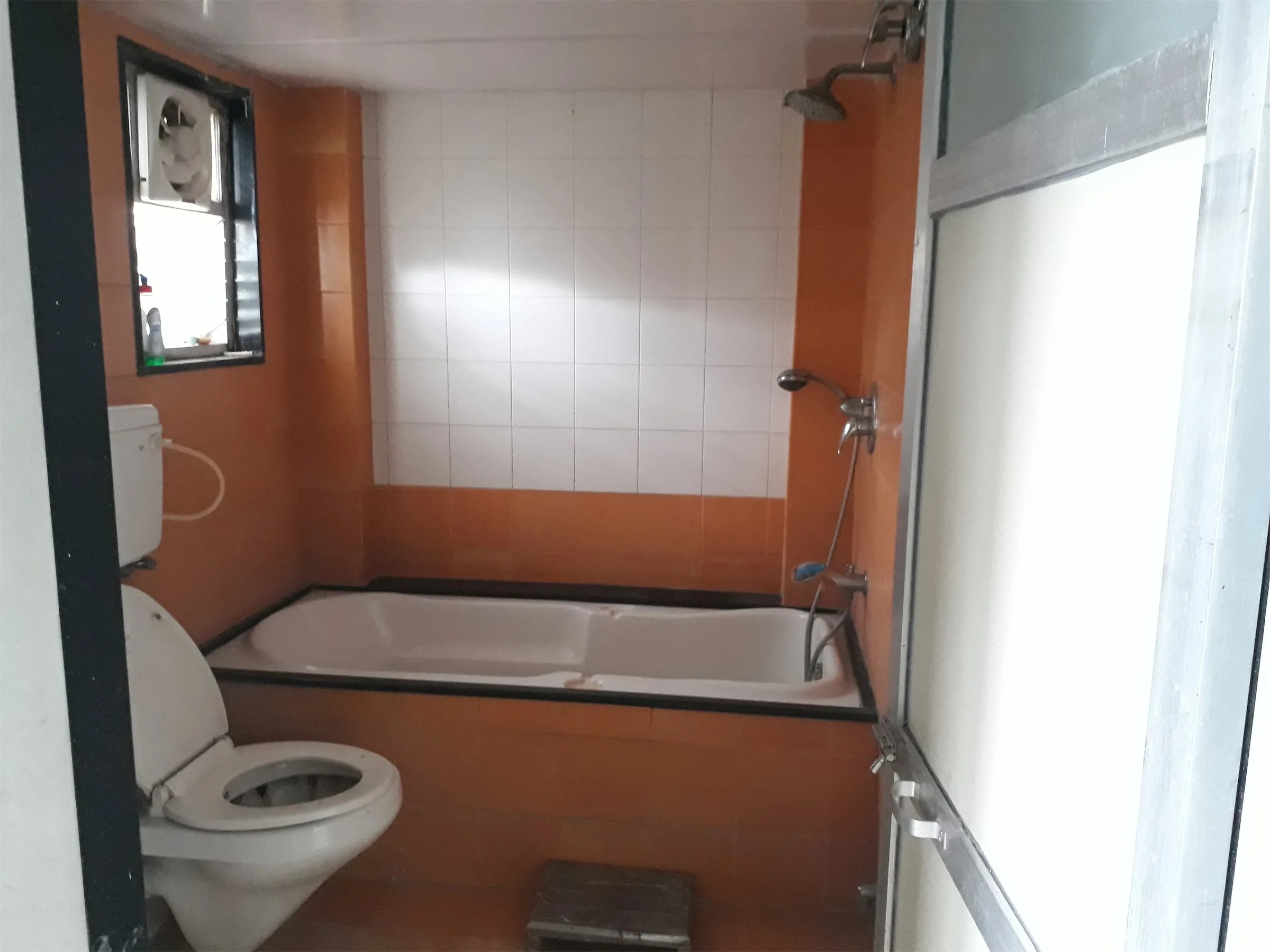 11 master bed washroom 1